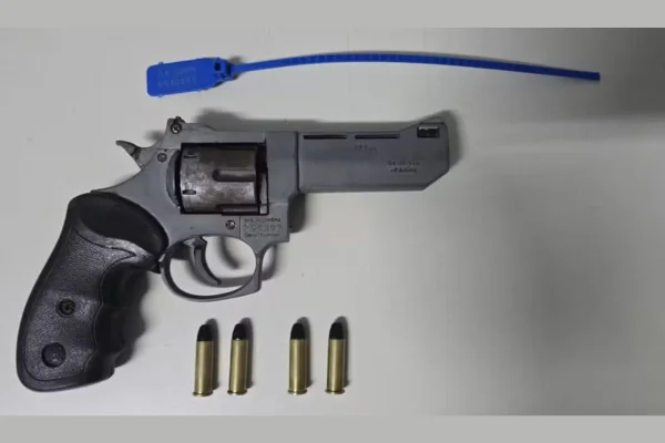 Imagem colorida mostra arma apreendida com homem que tentou atirar em outro dentro de bar no interior - Metrópoles