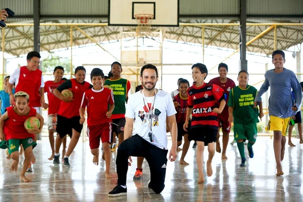 Professor faz campanha para conseguir chuteiras para alunos carentes