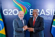 O presidente Lula ao lado do presidente da África do Sul, Cyril Ramaphosa