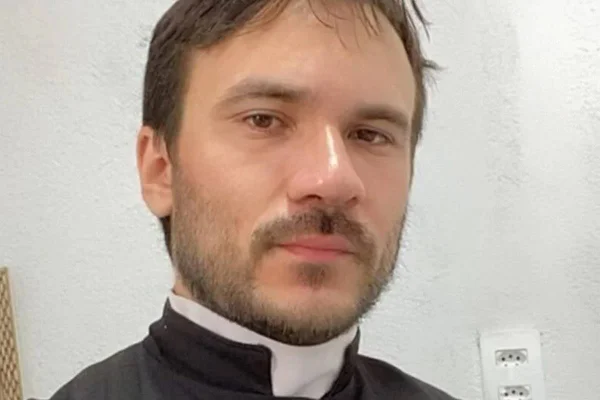 Foto colorida de padre - Metrópoles