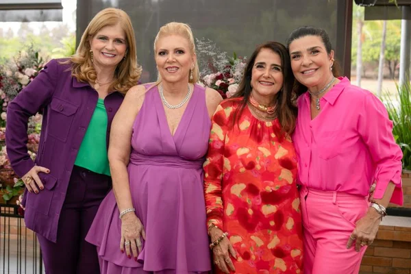 Amigas brindam Cláudia Tolentino e Simone Novaes em almoço no Lago Sul
