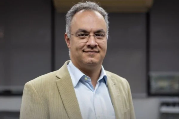 imagem colorida mostra homem branco sorrindo. Ele é o secretário municipal da Educação de São Paulo, Fernando Padula - Metrópoles