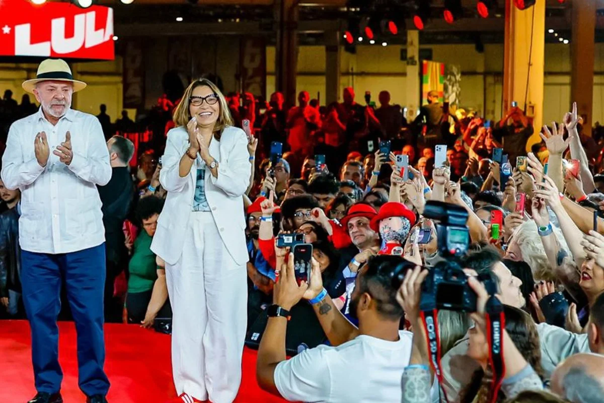 "Quem bate em mulher não vota em mim", diz Lula em convenção