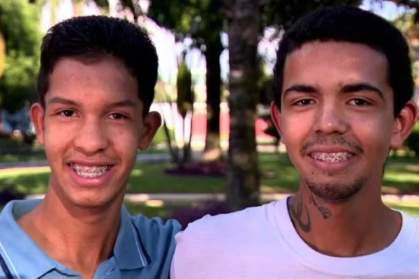 Foto colorida dos irmãos João Vitor e Gabriel que se reencontraram após dez anos em Indaiatuba (SP) - Metrópoles