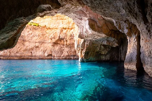 Ilha paradisíaca na Europa pagará turistas que visitarem o destino