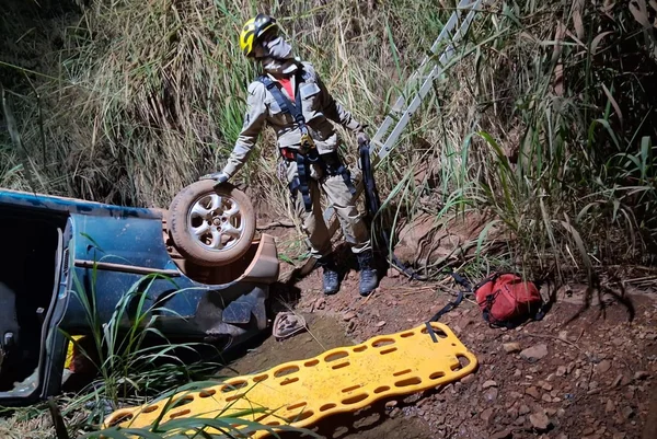 Corpo de homem é encontrado em decomposição em carro que caiu de ponte