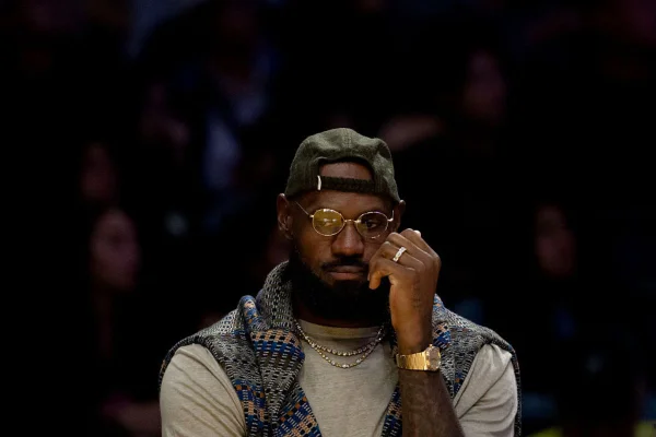 LeBron avança em recuperação e inicia fase de treinos com contato