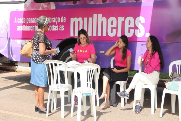 Foto colorida mulheres sendo atendidas no Dia da Mulher da DPDF