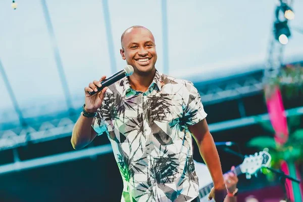 Thiaguinho de camisa estampada cantando - Metrópoles