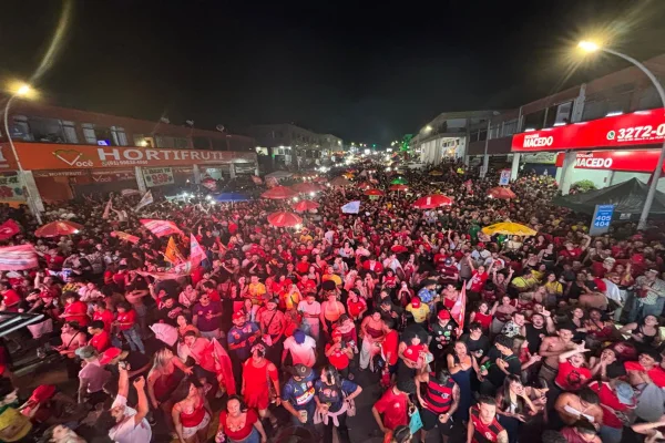 Petistas lotam as ruas da Asa Norte e celebram virada histórica de Lula
