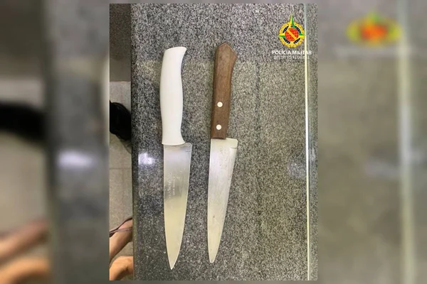 Facas usadas por agressor ao manter ex-mulher em cárcere privado