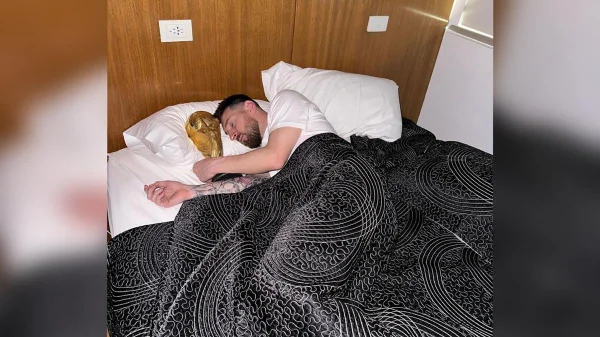 Deu casamento: Lionel Messi posta foto dormindo com a taça da Copa