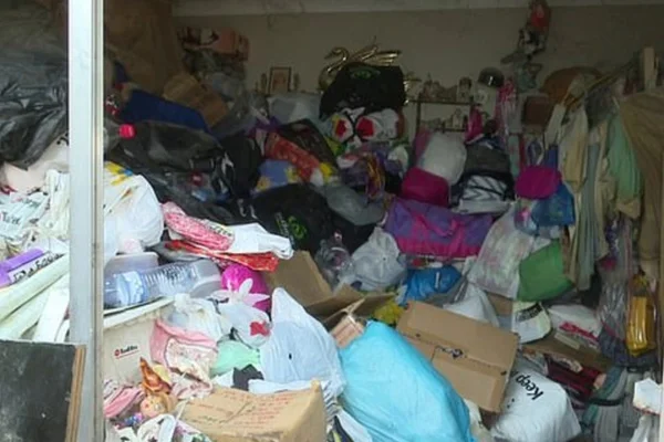 Idosa acumuladora é enterrada viva pelos próprios objetos em casa