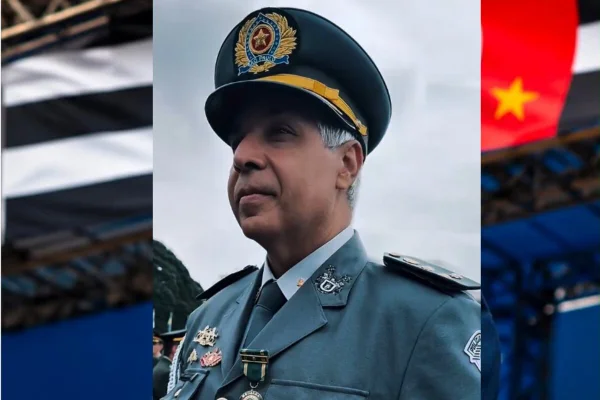 Militar com farda de gala - Metrópoles