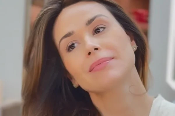 Nadja Haddad posa para um vídeo nas redes sociais - Metrópoles