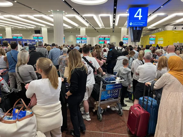 Imagem colorida de passageiros em aeroporto de Dubai - Metrópoles