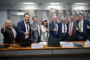 Parlamentares comemoram aprovação da proposta de emenda à Constituição que acaba com a chamada escala 6x1 – seis dias de trabalho e um de repouso. A matéria vai a Plenário.

Participam:
ministro-chefe da Secretaria-Geral da Presidência do Brasil, Guilherme Boulos;
líder do governo no Congresso Nacional, senador Randolfe Rodrigues (PT-AP);
senadora Eliziane Gama (PSD-MA);
presidente da CCJ, senador Otto Alencar (PSD-BA); 
senador Paulo Paim (PT-RS); 
relator da PEC 221/2019, senador Omar Aziz (PSD-AM); 
senador Camilo Santana (PT-CE).

