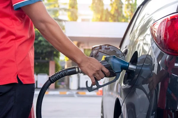 Álcool ou gasolina, com qual vale mais a pena abastecer? Veja cálculo