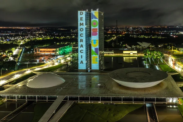 imagem colorida projeção Congresso - Metrópoles