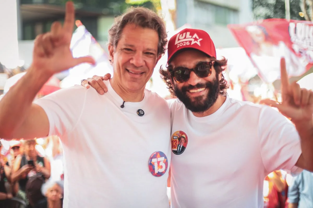 Fernando Haddad (PT) e o ator Humberto Carrão em ato de campanha na Avenida Paulista neste domingo (27/9) Fernando Haddad (PT) e o ator Humberto Carrão em ato de campanha na Avenida Paulista neste domingo (27/9)
