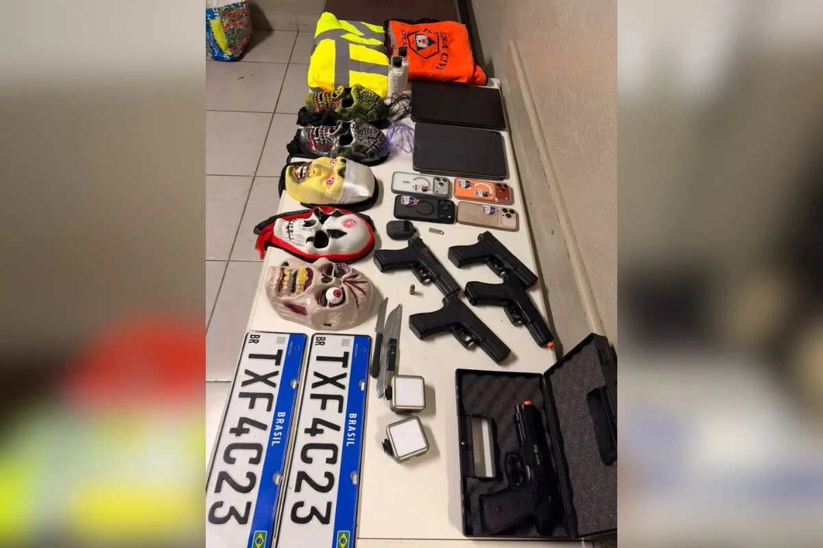Objetos apreendidos pela polícia no veículo em que os suspeitos foram abordados Objetos apreendidos pela polícia no veículo em que os suspeitos foram abordados