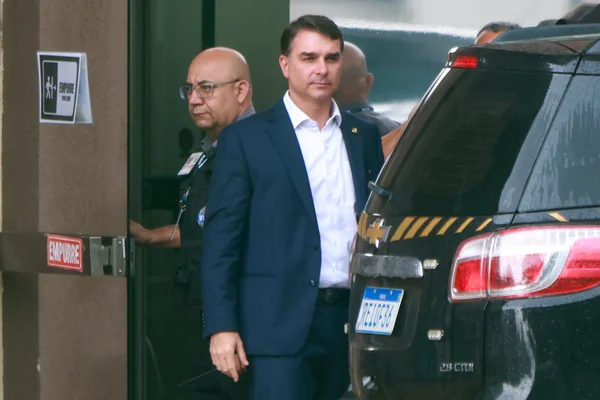 Flávio explica por que virou advogado de Bolsonaro