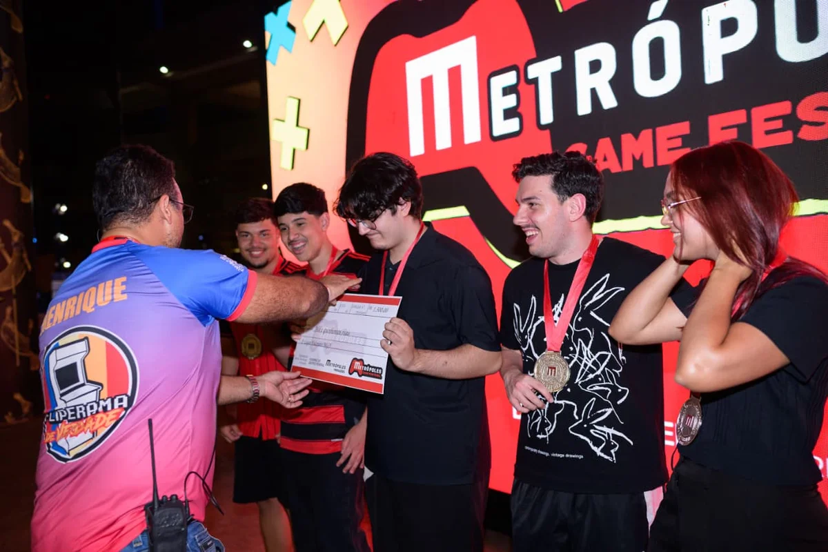 A equipe Ghosters ficou em 2º lugar no torneio de PC Valorant do Metrópoles Game Festival. O time é formado por Diogo Lopes, João Pedro, Johnny Martins, Daniel Ribeiro e Kellyane Alves.
A equipe Ghosters ficou em 2º lugar no torneio de PC Valorant do Metrópoles Game Festival. O time é formado por Diogo Lopes, João Pedro, Johnny Martins, Daniel Ribeiro e Kellyane Alves.
