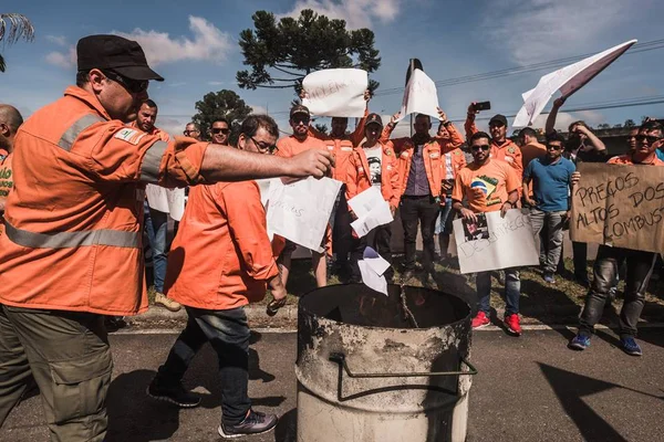 Sindicatos consultam petroleiros sobre suspensão de greve