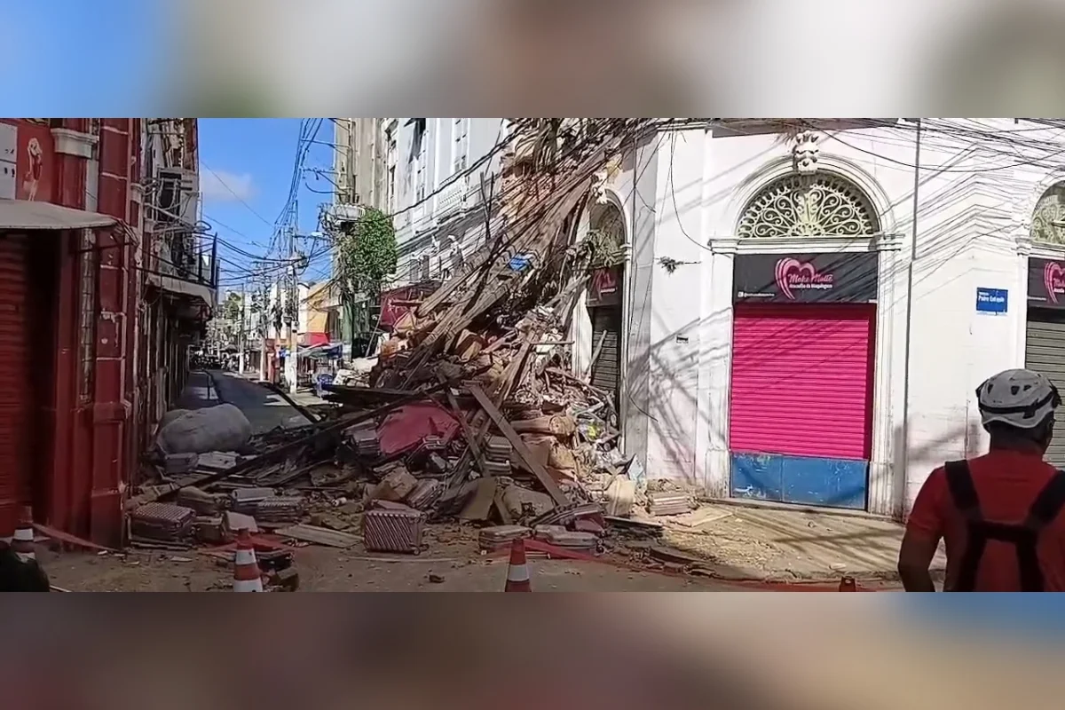 Fachada de prédio histórico desaba no Centro de Belém e interdita ruas