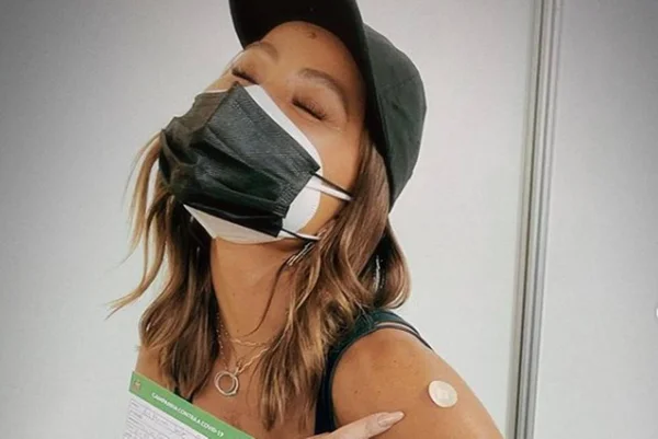 Sabrina Sato vacinada