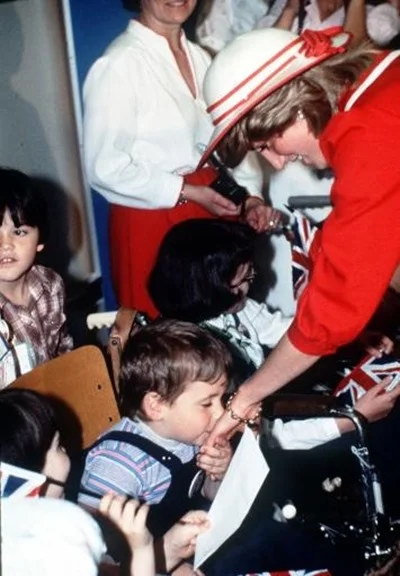 A Princesa Diana recebe um beijo apaixonado de um garotinho canadense durante uma visita a um hospital do Canadá, em junho de 1983
A Princesa Diana recebe um beijo apaixonado de um garotinho canadense durante uma visita a um hospital do Canadá, em junho de 1983