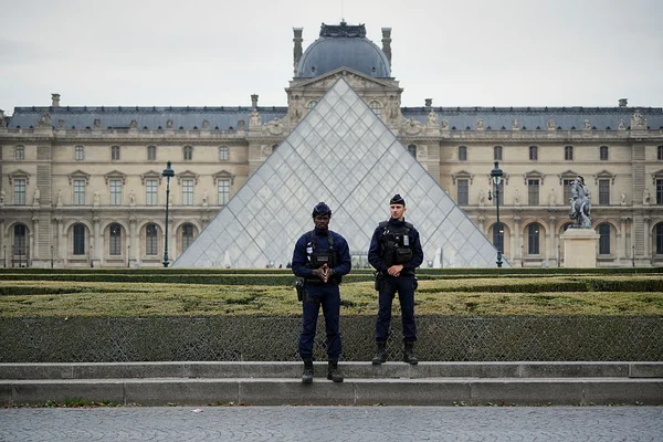 Oito joias e um segredo: assalto ao Louvre abala Paris neste domingo