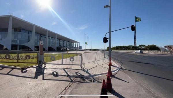 Palácio do Planalto cercado por grades