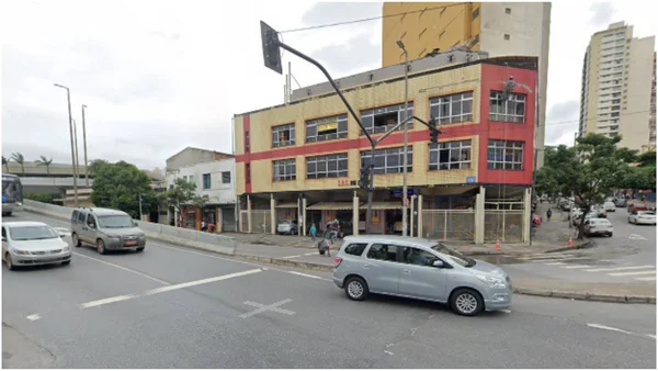 foto colorida de uma avenida