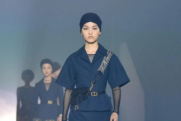 A saddle bag da Dior é um dos itens mais vendidos da temporada