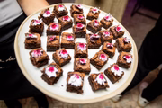 Brownie de chocolate com coulis de jabuticaba
