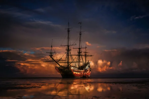 Imagem mostra caravela pirata no mar, no fim do dia - Metrópoles