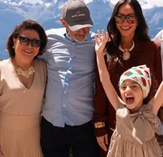 Sabrina Sato posa ao lado dos pais e da filha, Zoe