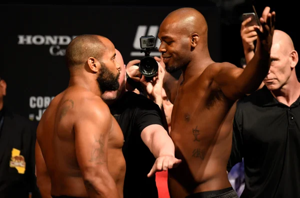 Jon Jones x Cormier serão rivais novamente em reality show de MMA