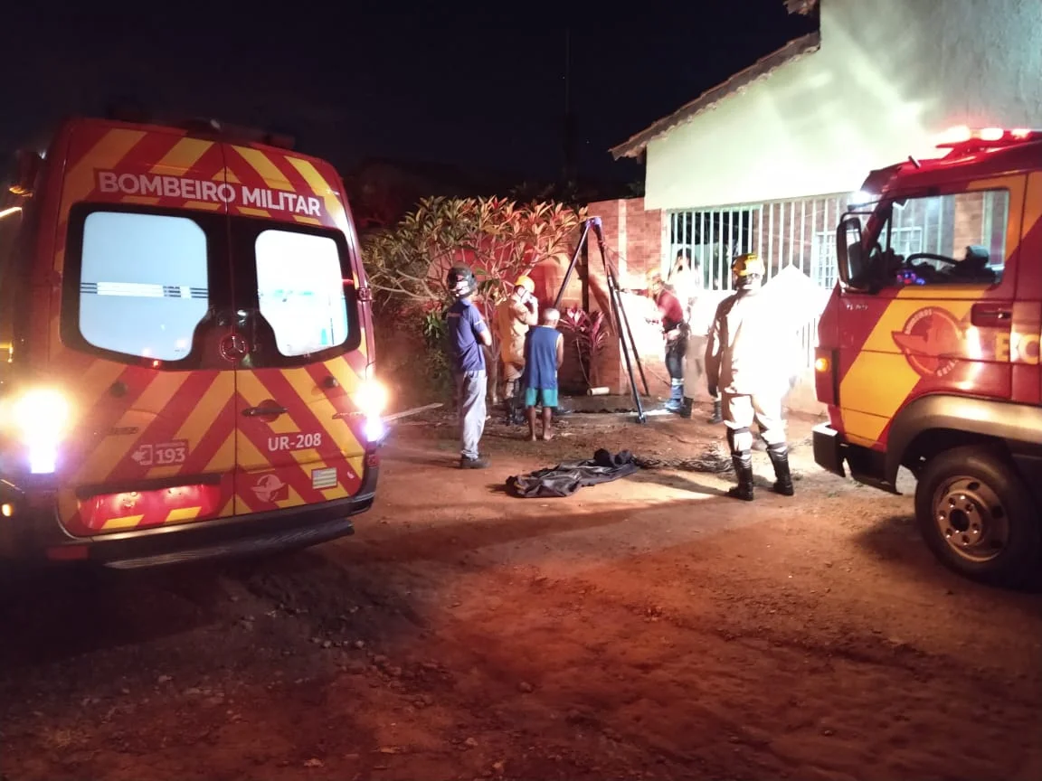 O garoto de 12 anos caiu na cisterna enquanto jogava bola na rua com o pai O garoto de 12 anos caiu na cisterna enquanto jogava bola na rua com o pai