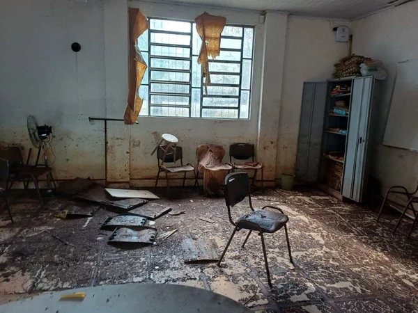 Foto colorida de estragos na escola causado pela enchente - Metrópoles