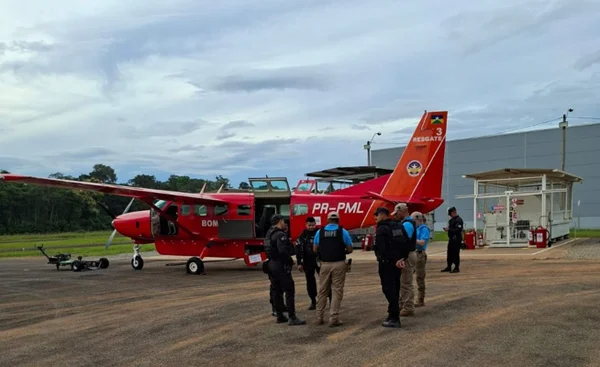 Bope ao lado de avião