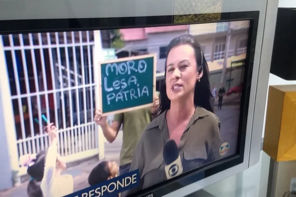 Homem invade DFTV ao vivo e mostra placa com “Moro lesa a pátria”