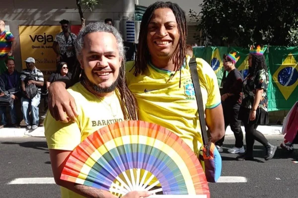 Foto colorida dos professores Adjaílton e Erick na Parada LGBT+ - Metrópoles
