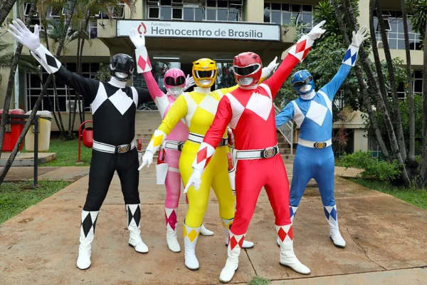 “Power Rangers” se reúnem para doar sangue no Hemocentro de Brasília