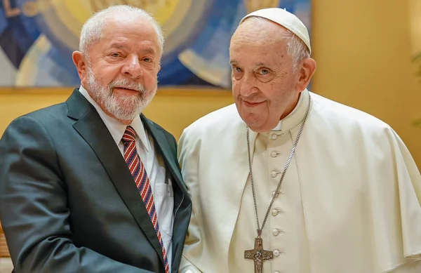 O presidente Luiz Inácio Lula da Silva (PT) e o papa Francisco - Metrópoles