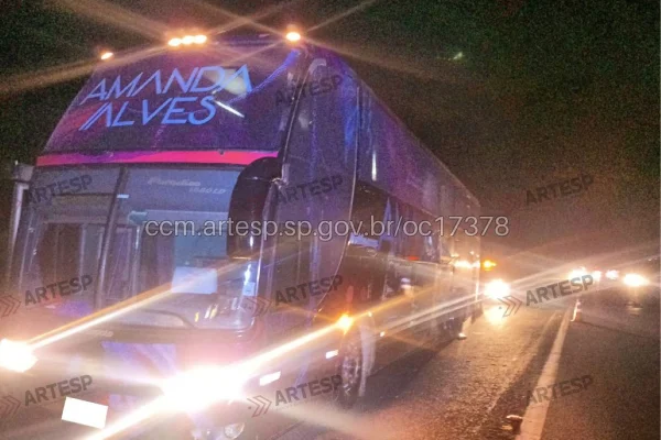 Imagem colorida de ônibus envolvido em acidente. Metrópoles