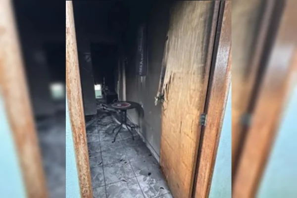 Mulher é encontrada morta com faca no pescoço após casa ser incendiada - destaque galeria