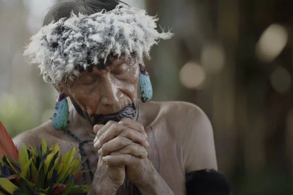foto colorida de homem indígena - metrópoles