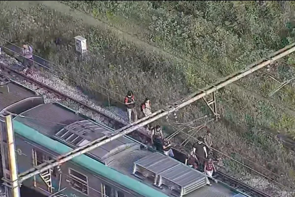 Passageiros caminham sobre trilhos após falha em trem da Linha 8-Diamante - Metrópoles